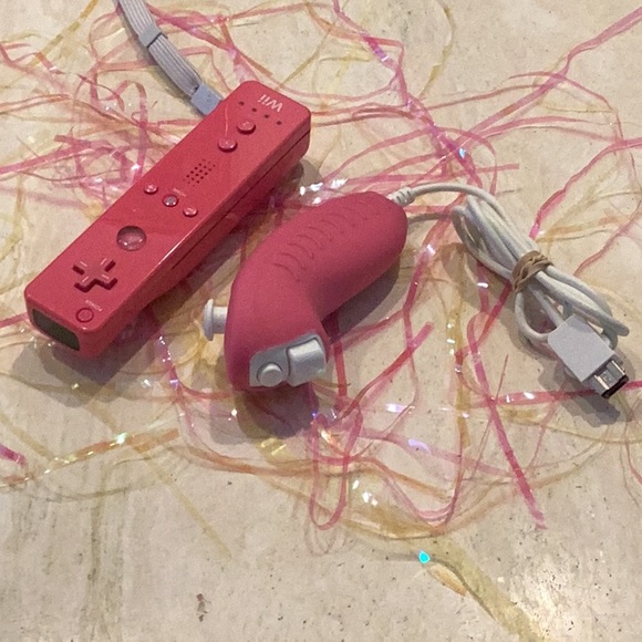 Nintendo Wii Remote Controller & Nunchuk & Wrist Strap Pink - Picture 4 of 8